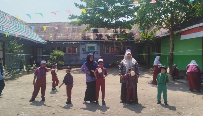 Senyum ABK di Hari Kemerdekaan, Perjuangan Guru Honorer SD Kartika V-7 Bikin Haru