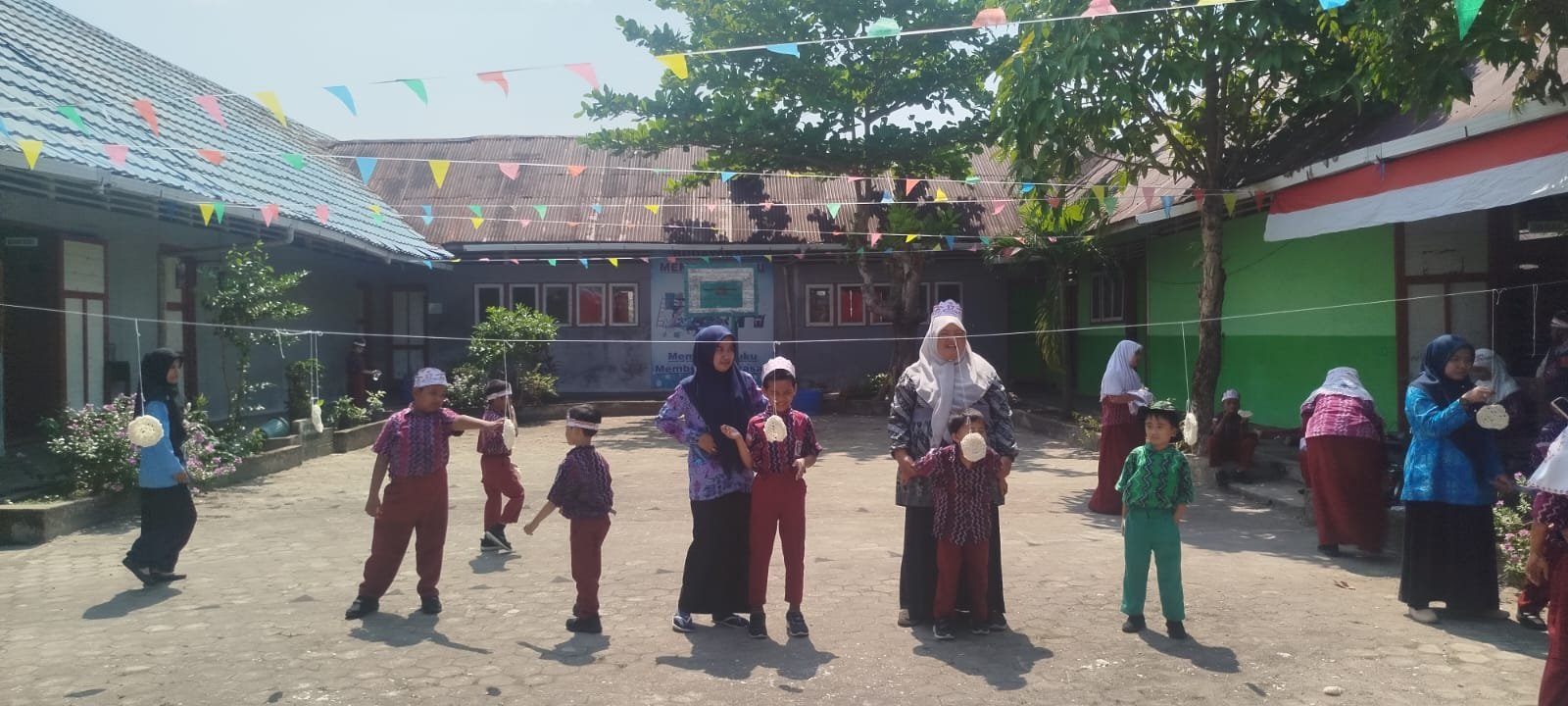 Senyum ABK di Hari Kemerdekaan, Perjuangan Guru Honorer SD Kartika V-7 Bikin Haru 1 IMG 20260813 WA0056