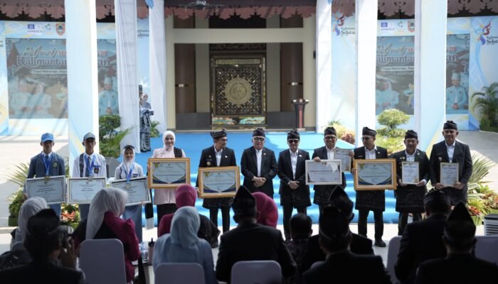 Bupati HST Terima Penghargaan Terbaik 2 Kategori SKPD Kabupaten /Kota se Kalsel Innovation Award 2026