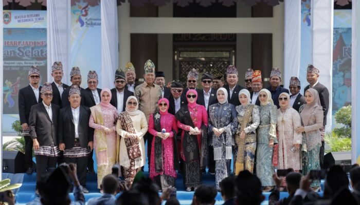Pimpinan dan Anggota DPRD Kalsel Hadiri Puncak Hari Jadi ke-76 Provinsi Kalsel