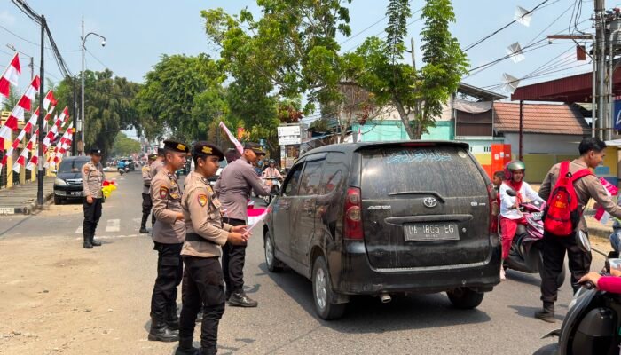 Polres HST Bagikan Bendera Merah Putih Kepada Masyarakar