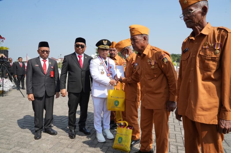 Bupati H Yamani Salurkan Tali Asih dan Sembako untuk Veteran dan Keluarga Pejuang di Hari Kemerdekaan 1 IMG 20260817 WA0013 scaled e1786951031255