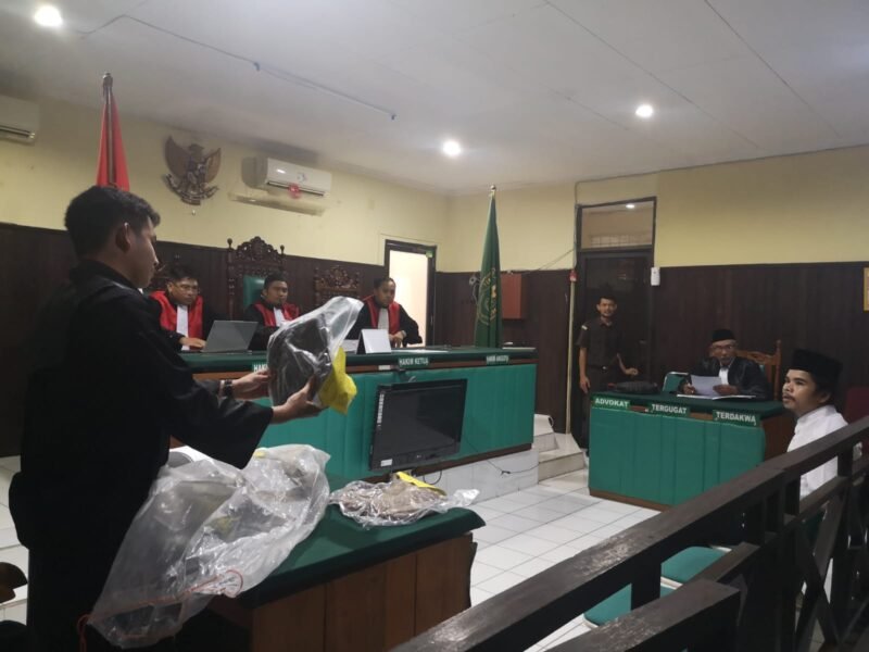 Terdakwa Pembunuh Korban Penggal Kepala Tidak Akui Barbuk di Sidang PN Kandangan 1 IMG 20260818 WA0019 1 e1787057535145