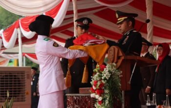 Kapolres HST Jadi Inspektur Upacara Penurunan Bendera 5 IMG 20260818 WA0020 1