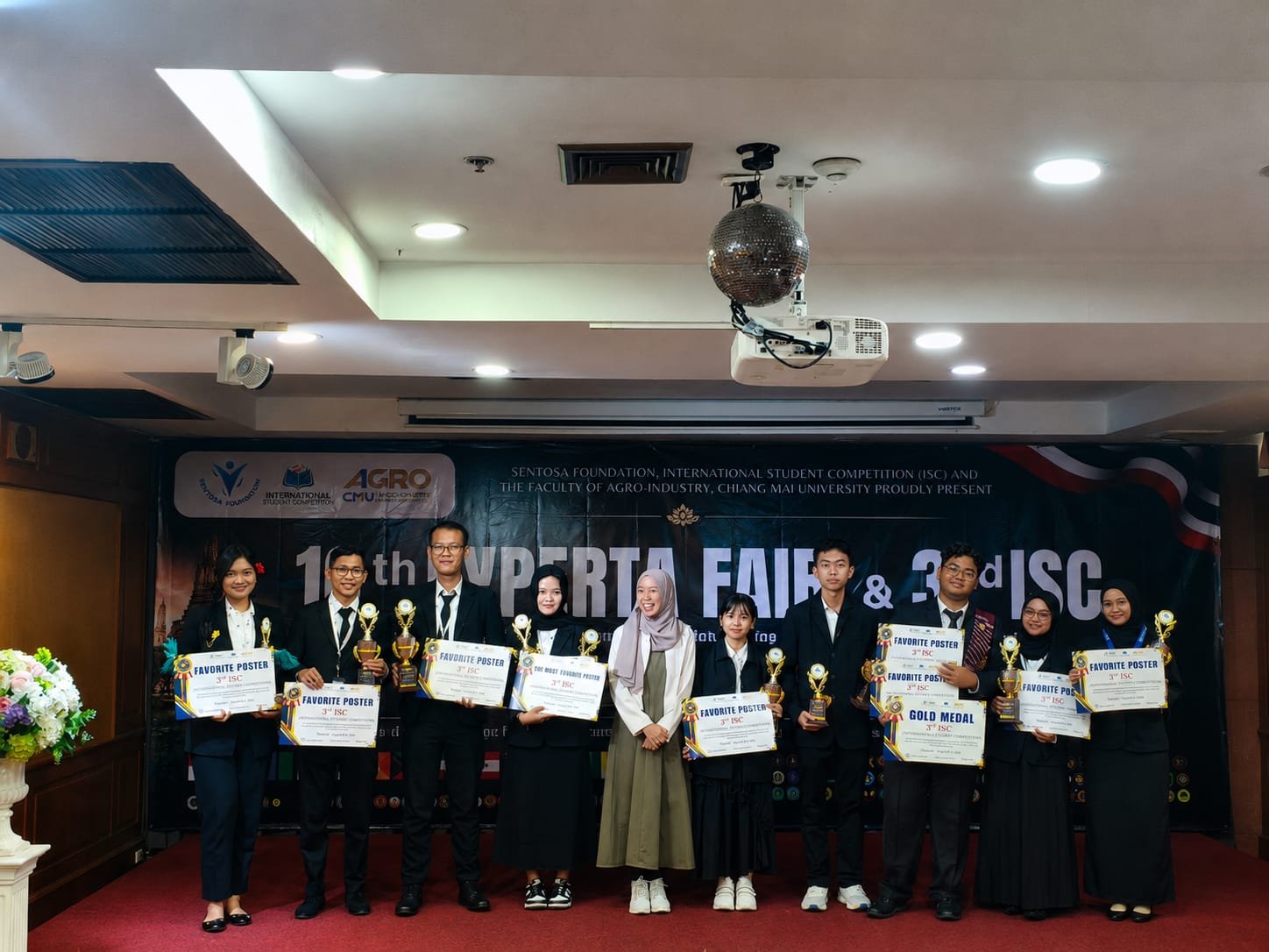 Mahasiswa FAPERTA UNISKA MAB Sulap Limbah Kulit Buah Naga Jadi Skincare, Raih Medali Emas di Thailand 1 IMG 20260819 WA0016