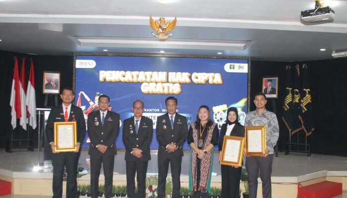 Karya Anak Banua Makin Terlindungi, Kemenkum Kalsel Serahkan 25 Surat Pencatatan Ciptaan Gratis
