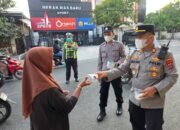 Kabut Asap Makin Terasa, Polisi Bagikan 500 Masker ke Warga Banjarmasin