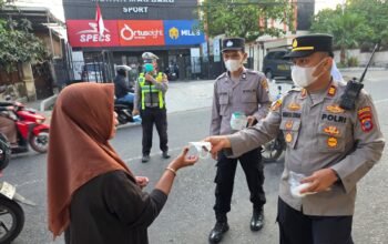 Kabut Asap Makin Terasa, Polisi Bagikan 500 Masker ke Warga Banjarmasin 4 IMG 20260820 WA0016
