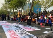Datangi Gedung DPRD Kalsel, Ratusan Massa Aksi Sampaikan Keresahan Mulai Persoalan Karhutla hingga Antrian BBM Subsidi Panjang