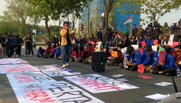 Datangi Gedung DPRD Kalsel, Ratusan Massa Aksi Sampaikan Keresahan Mulai Persoalan Karhutla hingga Antrian BBM Subsidi Panjang