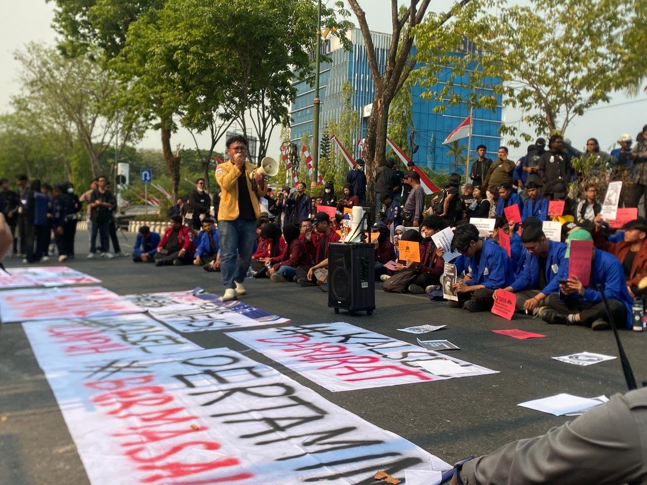 Datangi Gedung DPRD Kalsel, Ratusan Massa Aksi Sampaikan Keresahan Mulai Persoalan Karhutla hingga Antrian BBM Subsidi Panjang 1 IMG 20260820 WA0059