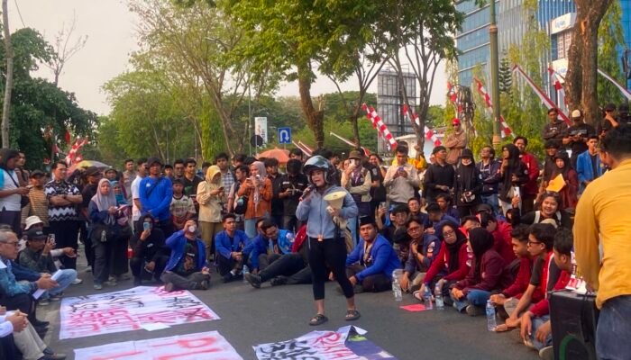 Bukan Sekadar Padam, Yanti Sebut Listrik Mematikan Mata Pencahariannya di Tengah Massa Aksi Didepan DPRD Kalsel