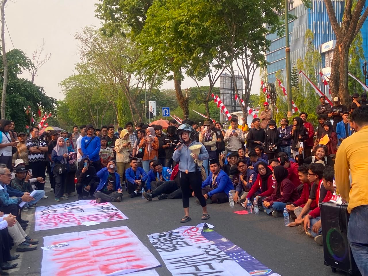 Bukan Sekadar Padam, Yanti Sebut Listrik Mematikan Mata Pencahariannya di Tengah Massa Aksi Didepan DPRD Kalsel 1 IMG 20260820 WA0067