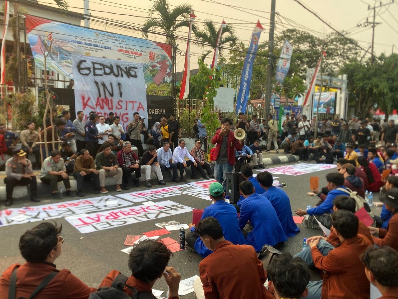 Persoalan Karhutla di Kalsel Terus Berulang Tiap Tahun, Massa Aksi Nilai Pemerintah Tak Mampu Tangani 1 IMG 20260820 WA0069