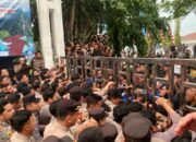 Kecewa tak Semua Tuntutan Dipenuhi, Massa Aksi Paksa Masuk Gedung DPRD Kalsel