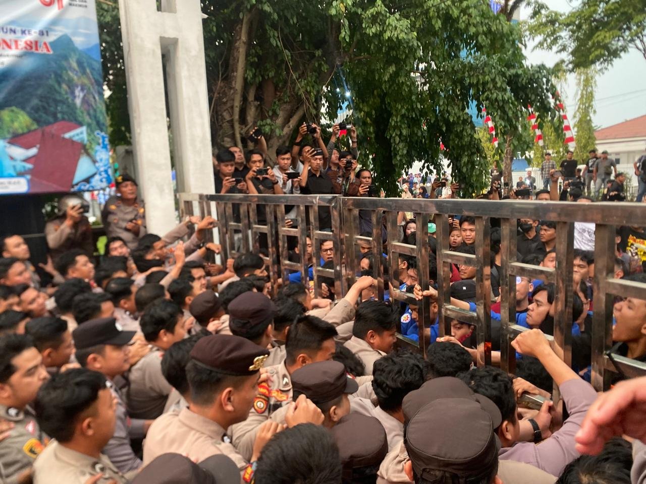 Kecewa tak Semua Tuntutan Dipenuhi, Massa Aksi Paksa Masuk Gedung DPRD Kalsel 1 IMG 20260820 WA0077