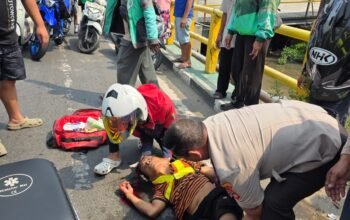 Bukan Sekadar Melintas, Kapolsek Banjarmasin Selatan Turun Langsung Selamatkan Korban Kecelakaan 4 IMG 20260821 WA0014