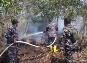 Respons Cepat, Lanal Banjarmasin Bersama Tim Gabungan Lokalisir Karhutla di Guntung Damar