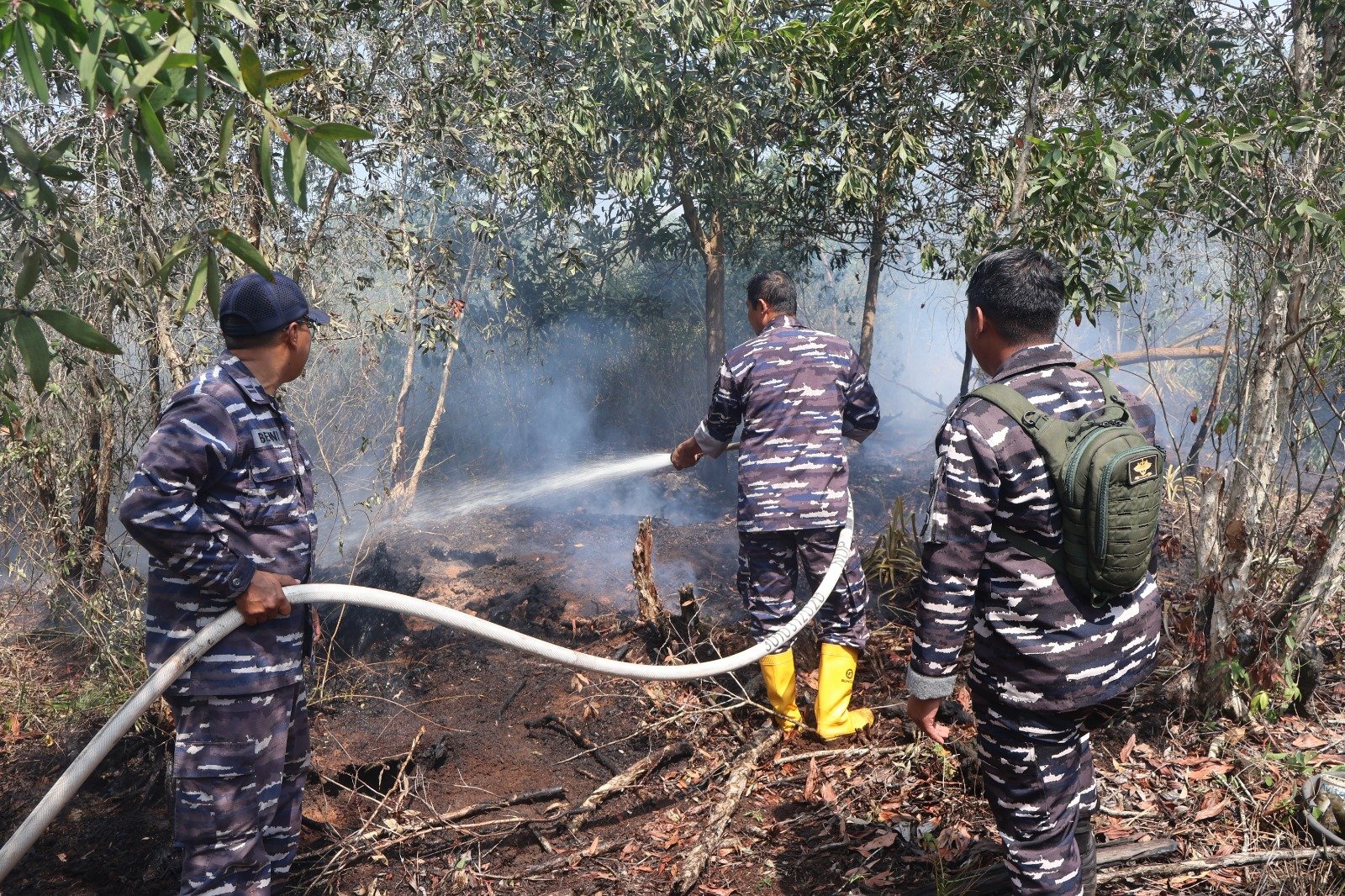 Respons Cepat, Lanal Banjarmasin Bersama Tim Gabungan Lokalisir Karhutla di Guntung Damar 1 IMG 20260825 WA0016