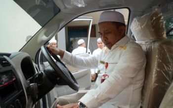Bupati Tapin Salurkan Ambulans dan Kendaraan Pengangkut Sampah 4 IMG 20260825 WA0028