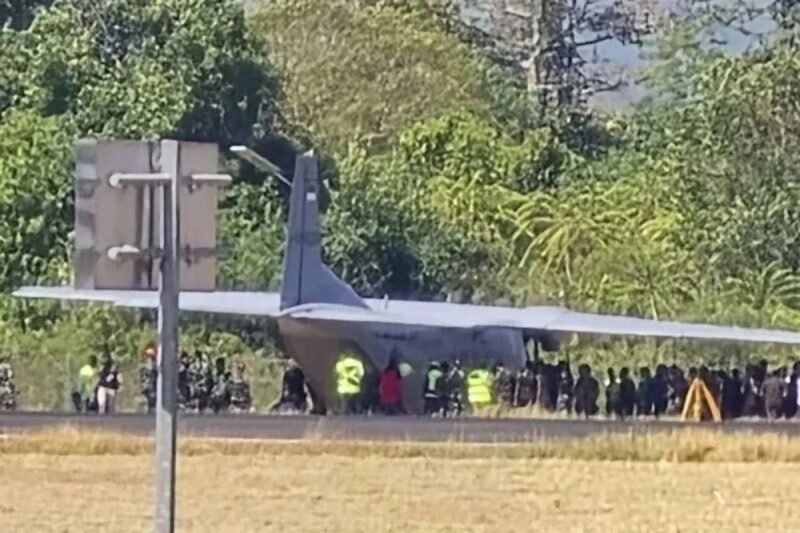 Pesawat Cassa Tergelincir di Runway Bandara Hasanuddin 1 IMG 20260825 WA0045 e1787651902217