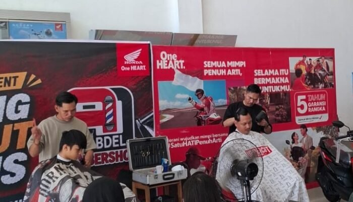 Trio Motor Tamiyang Layang Bikin Pengunjung Fresh Lewat Potong Rambut Gratis