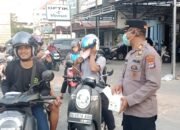 Antisipasi ISPA, Kapolsek Banjarmasin Utara Turun Bagikan Masker