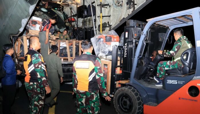 Hercules TNI AU Bawa Bantuan Presiden untuk Perkuat Penanganan Karhutla Kalsel