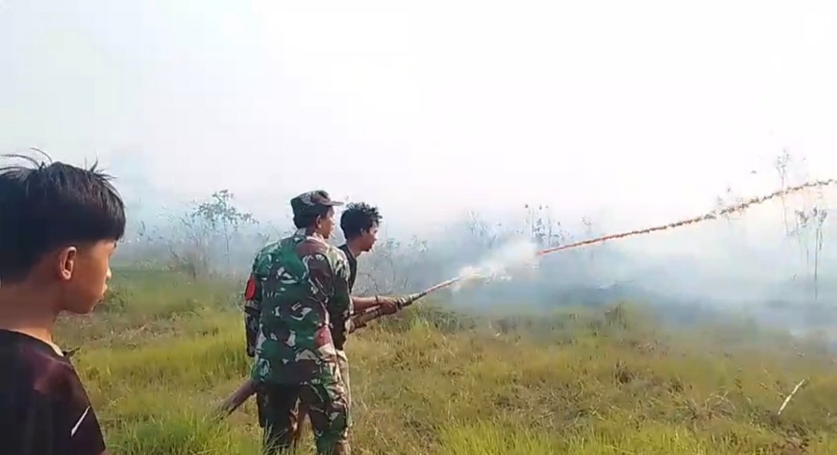 Tim Gabungan Padamkan Kebakaran Hutan dan Lahan di Desa Parumahan HST 1 IMG 20260826 WA0112