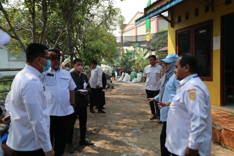 Sekda Ichrom Tinjau TPS3R, Bahas Pengelolaan Sampah Banjarmasin Bersama KLH 1 IMG 20260827 WA0016 e1787802042802