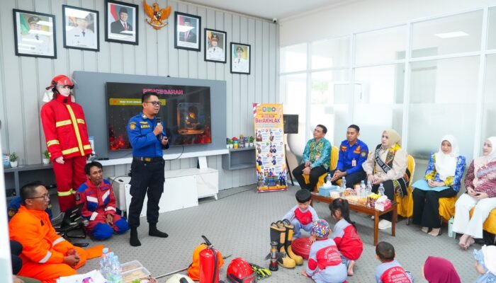 Kenalkan Profesi Damkar Sejak Dini, Anak KB Uma Kandung Diajak Belajar Keselamatan