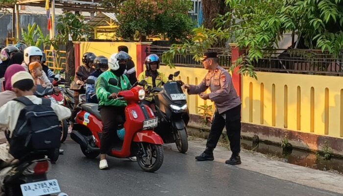 Mengatasi Penyakit Ispa, Polsek Banjarmasin Selatan, Membagikan Masker