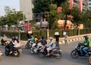 Di Balik Gemuruh Demo Mahasiswa, Tiga Srikandi Curi Perhatian Lewat Aksi Penagih “Klakson” di Jalanan