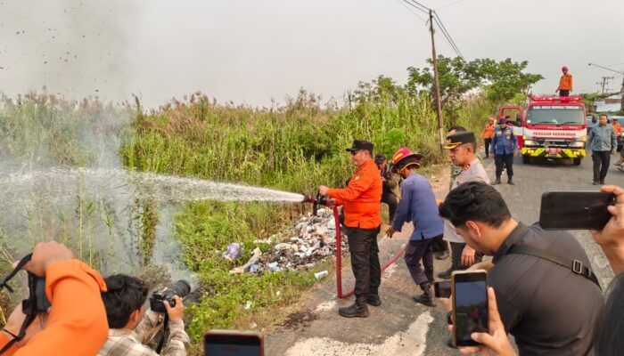 Bupati HST dan Forkopimda Turun Langsung ke Lapangan Ikut Memadamkan Api