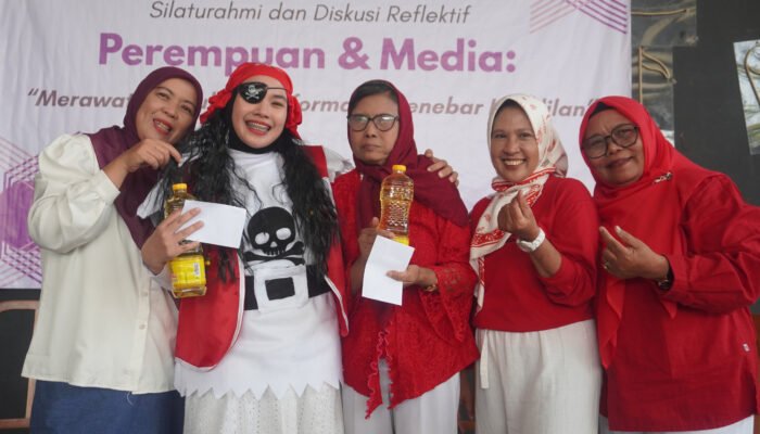 Seru dan Penuh Keakraban, Evi Wartawan Duta TV Raih Kostum Terbaik di Acara FJPI Kalsel