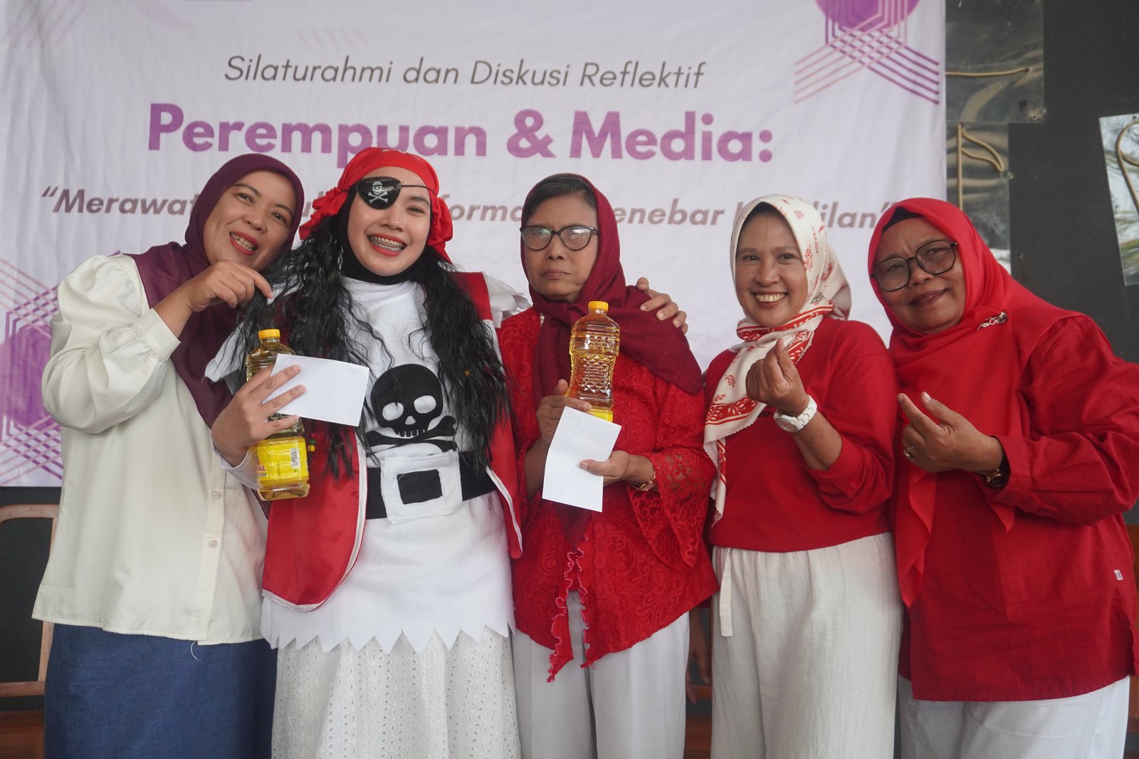 Seru dan Penuh Keakraban, Evi Wartawan Duta TV Raih Kostum Terbaik di Acara FJPI Kalsel 1 IMG 20260829 WA0064