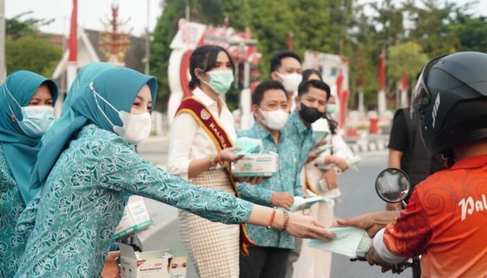 Sebanyak 6.000 Warga Terpapar ISPA Terdampak Kabut Asap, TP-PKK Bagi-Bagi Masker Gratis