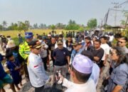 Jembatan Mantuil Ambruk, Warga Seberangkan Motor Pakai Kelotok Darurat