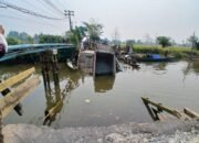 Diduga Kelebihan Muatan, Truk Berisi Material Picu Jembatan Sakaharang Mantuil Ambruk