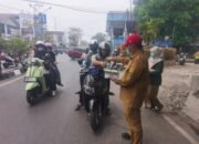 Bupati HST Keliling Bagikan Masker kepada Pengguna Jalan di Barabai