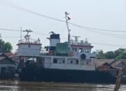 MV Harima Tersangkut Kabel Listrik di Sungai Alalak, Sejumlah Warga Terdampak Pemadaman