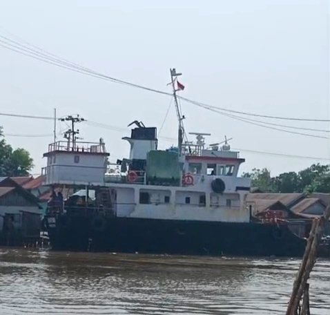 MV Harima Tersangkut Kabel Listrik di Sungai Alalak, Sejumlah Warga Terdampak Pemadaman 1 IMG 20260814 204448