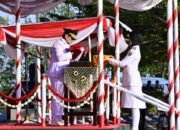 Pimpin Penurunan Bendera HUT ke-81, Wagub Hasnuryadi Tekankan Persatuan Menuju Indonesia Emas
