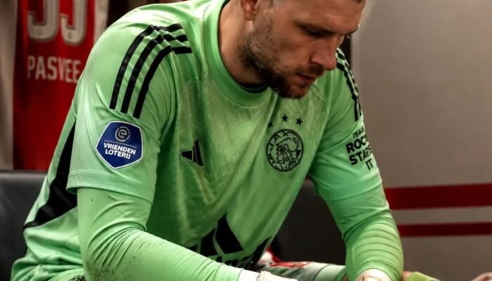 Maarten Paes Cadangan Saat Ajax Hajar FC Sion 4-2 di Play-off Liga Konference