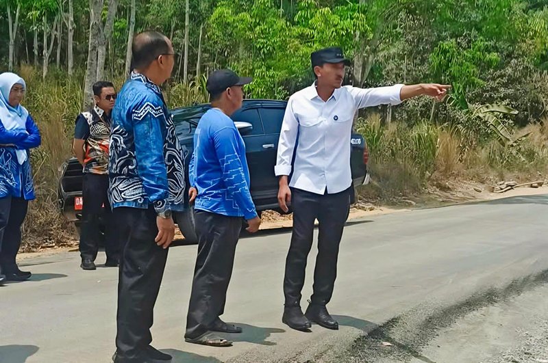 Bupati Tinjau Progres Perbaikan Jalan Labuan Tabu-Biih 1 4 MTP1 2