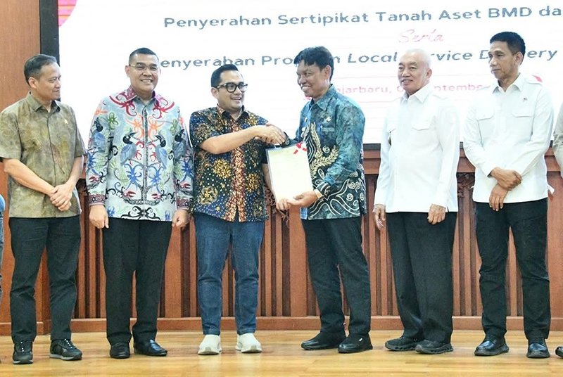 Pemkab HSS Terima Sertifikat Aset BMD 1 Hal 12 HSS 1 3 klm 1