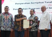 Bupati Tapin Terima 10 Sertifikat Aset Daerah