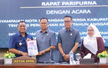 Pemkab Tanah Laut Serahkan RAPBD 2027 ke DPRD 4 Hal 2 Tala 1 3 klm 4
