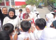 Udara Kategori Berbahaya, WakilWali Datangi Sekolah Bagi-Bagi Masker Untuk Pelajar