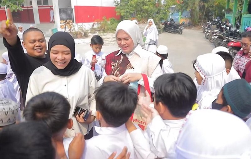 Udara Kategori Berbahaya, WakilWali Datangi Sekolah Bagi-Bagi Masker Untuk Pelajar 1 Hal 5 3 KLM Kontrak 1 1